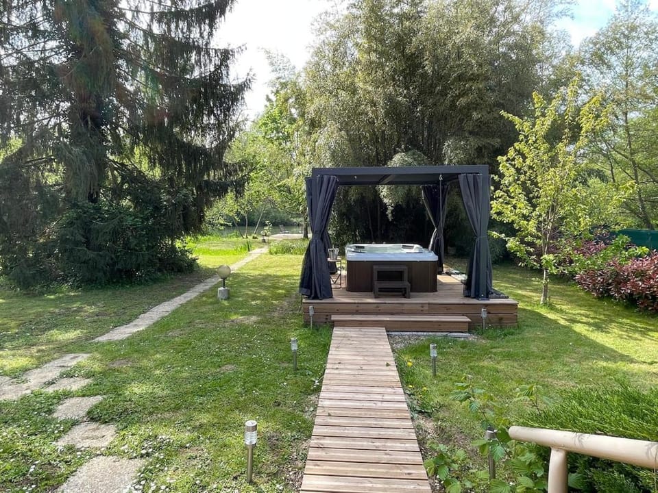 Jacuzzi au bord de la rivière House in Île-de-France