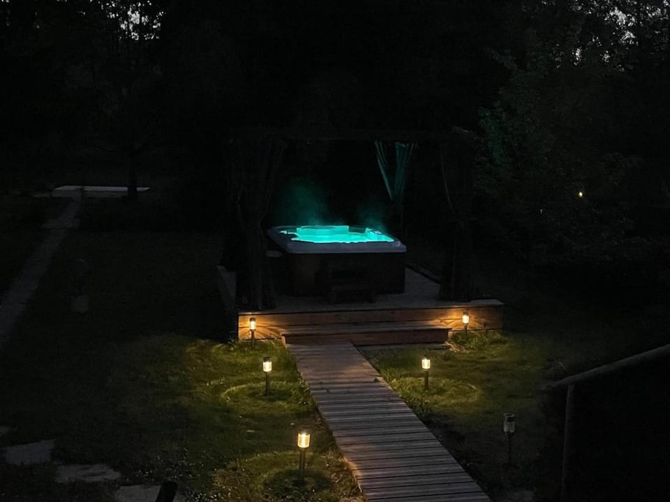 Jacuzzi au bord de la rivière House in Île-de-France