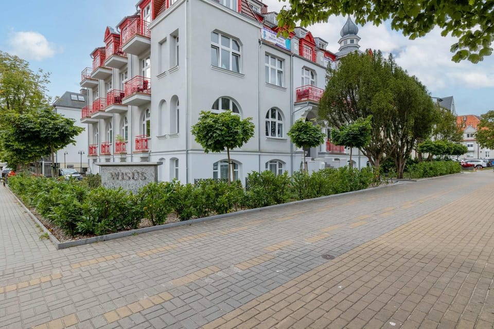 Property building, Day, Neighbourhood