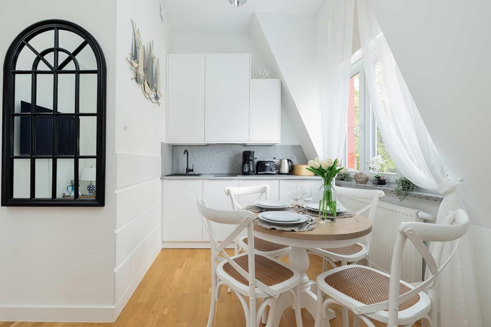 Kitchen or kitchenette, Seating area, Dining area