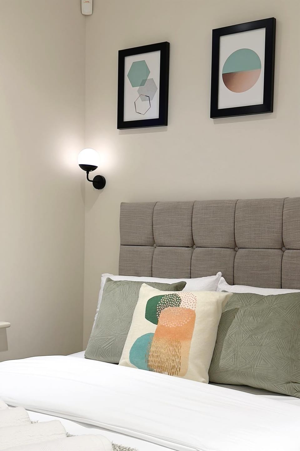 Bed, Living room, Photo of the whole room, Seating area, Bedroom