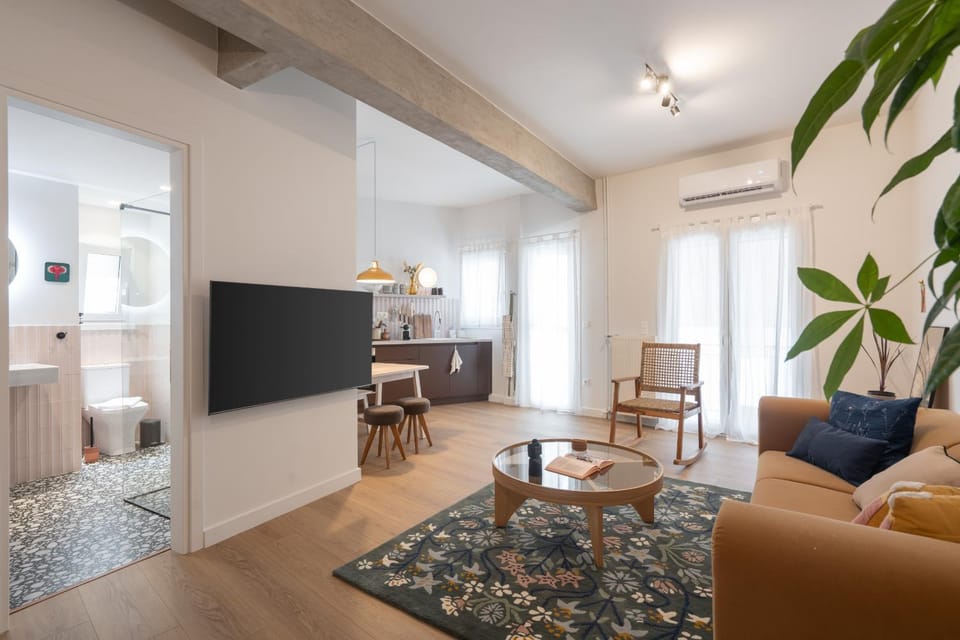 1BR Designer Apt Next To Metro & 15 minutes to Acropolis Apartment in Kallithea