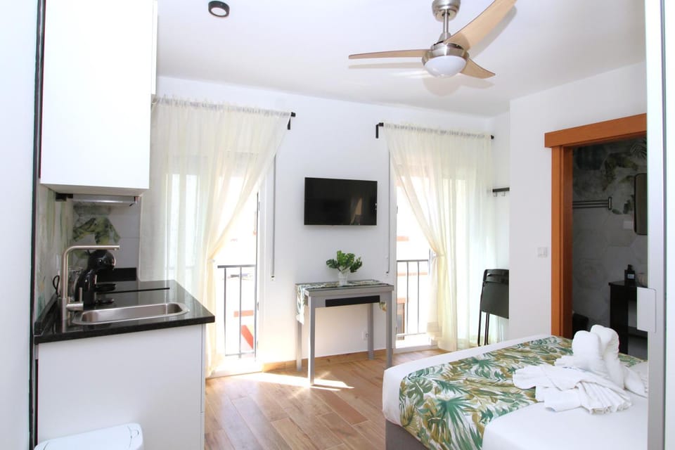Bed, Kitchen or kitchenette