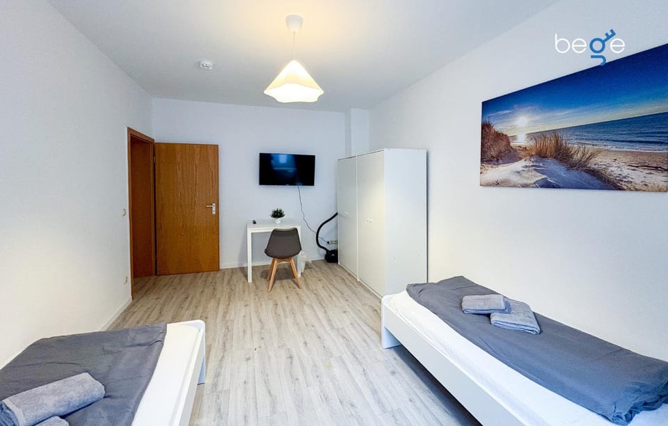 Bed, TV and multimedia, Photo of the whole room, Bedroom, towels