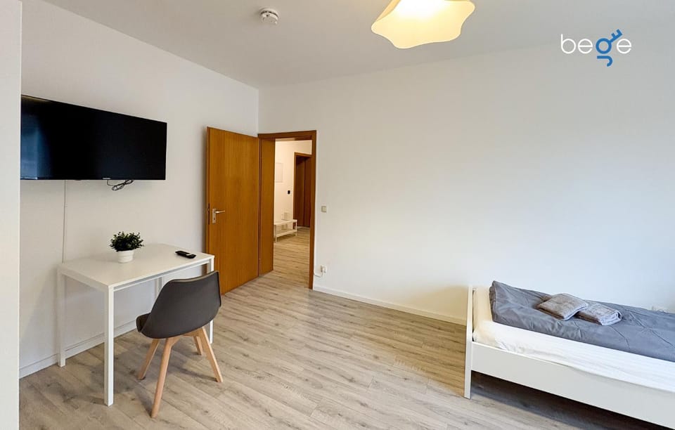 Bed, TV and multimedia, Photo of the whole room, Seating area, Bedroom