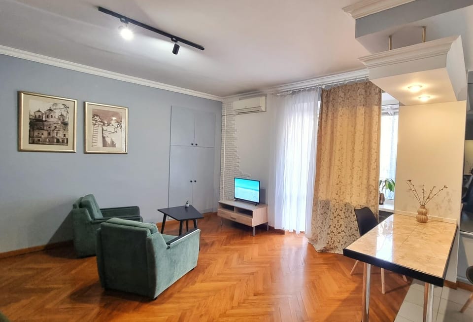 Communal lounge/ TV room, TV and multimedia, Living room, Seating area, Evening entertainment, air conditioner