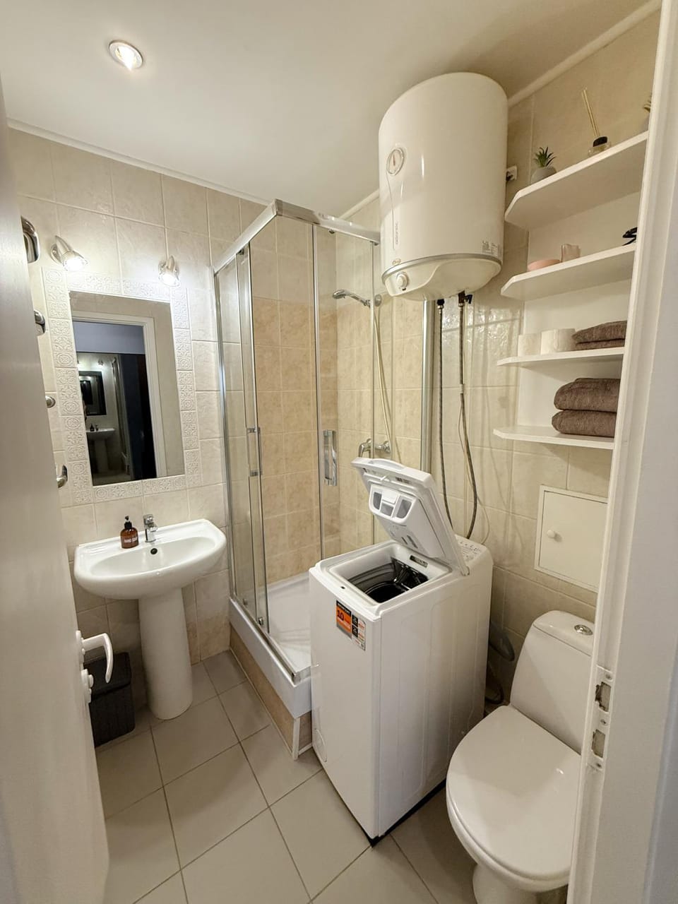 Shower, Toilet, Bathroom, towels, washing machine