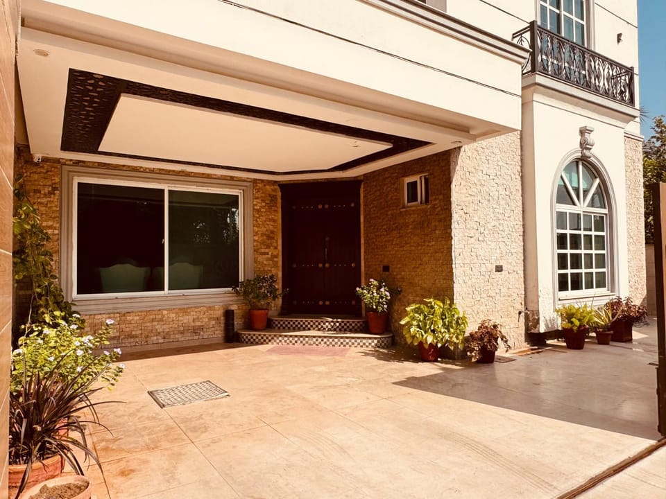 Property building, Facade/entrance, Parking