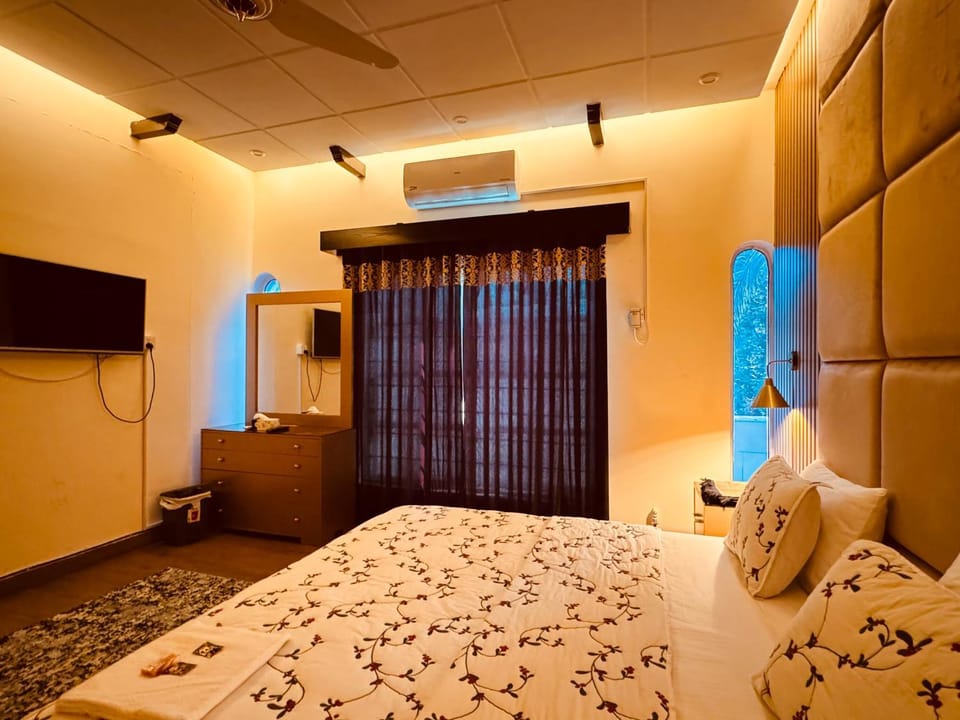 Bed, TV and multimedia, Photo of the whole room, Bedroom, air conditioner