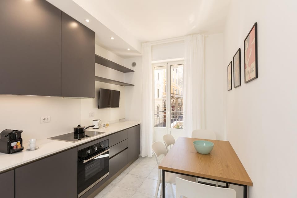 Coffee/tea facilities, Kitchen or kitchenette, Dining area, oven, stove