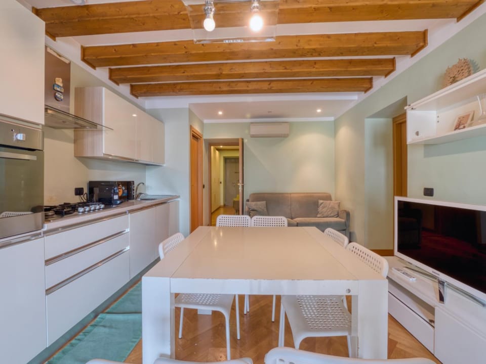 TV and multimedia, Kitchen or kitchenette, Living room, Dining area, oven, stove