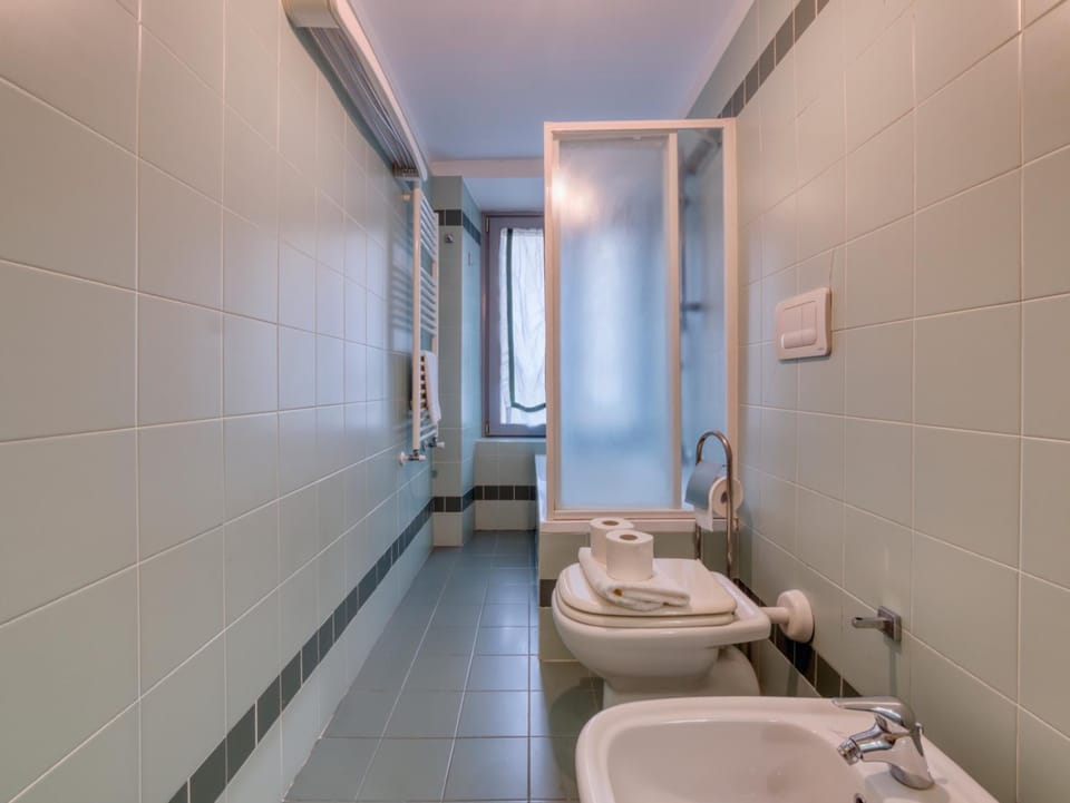 Toilet, Bathroom, bidet, towels