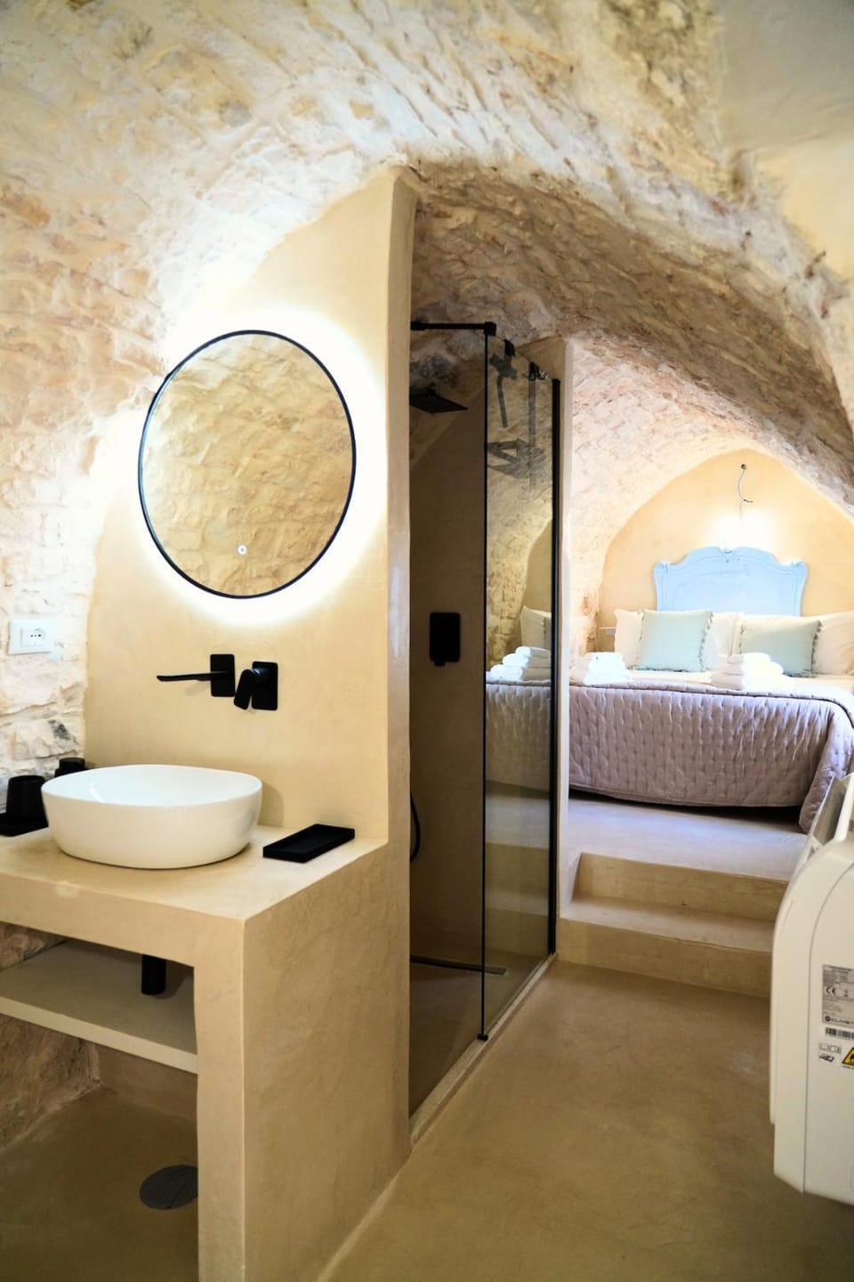 Bed, Bathroom, Photo of the whole room, Bedroom
