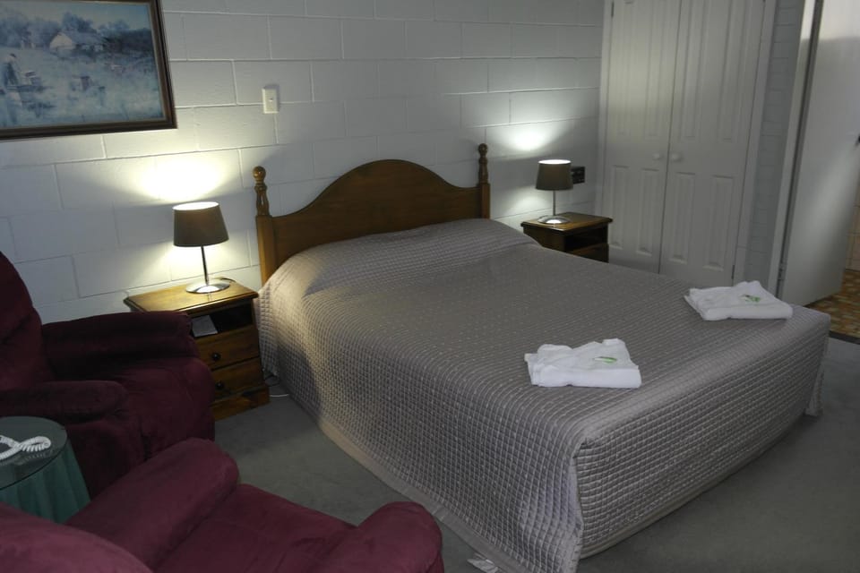 Bed, Photo of the whole room, Seating area, Bedroom