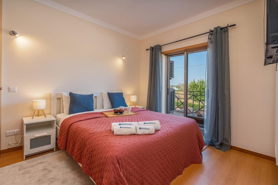 Bed, Bedroom, towels