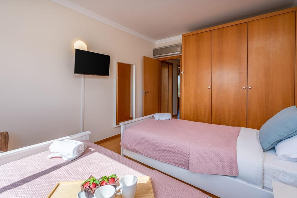 Bed, TV and multimedia, Bedroom, wardrobe, air conditioner
