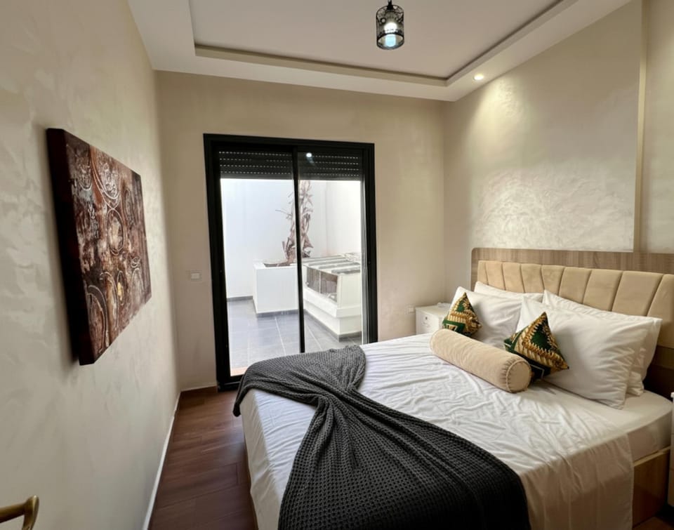 Bed, Living room, Photo of the whole room, Seating area, Bedroom