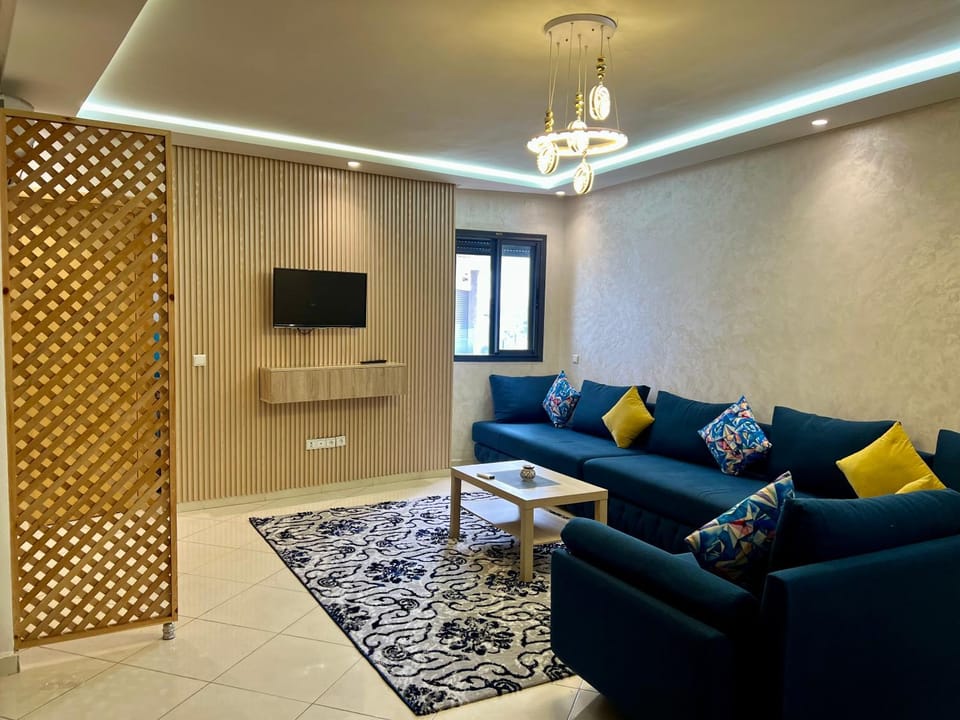Communal lounge/ TV room, TV and multimedia, Living room, Seating area, air conditioner