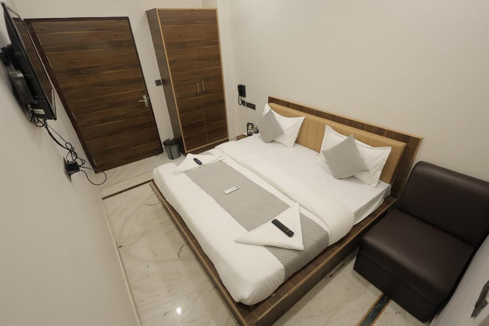 Bed, Photo of the whole room, Evening entertainment, Bedroom