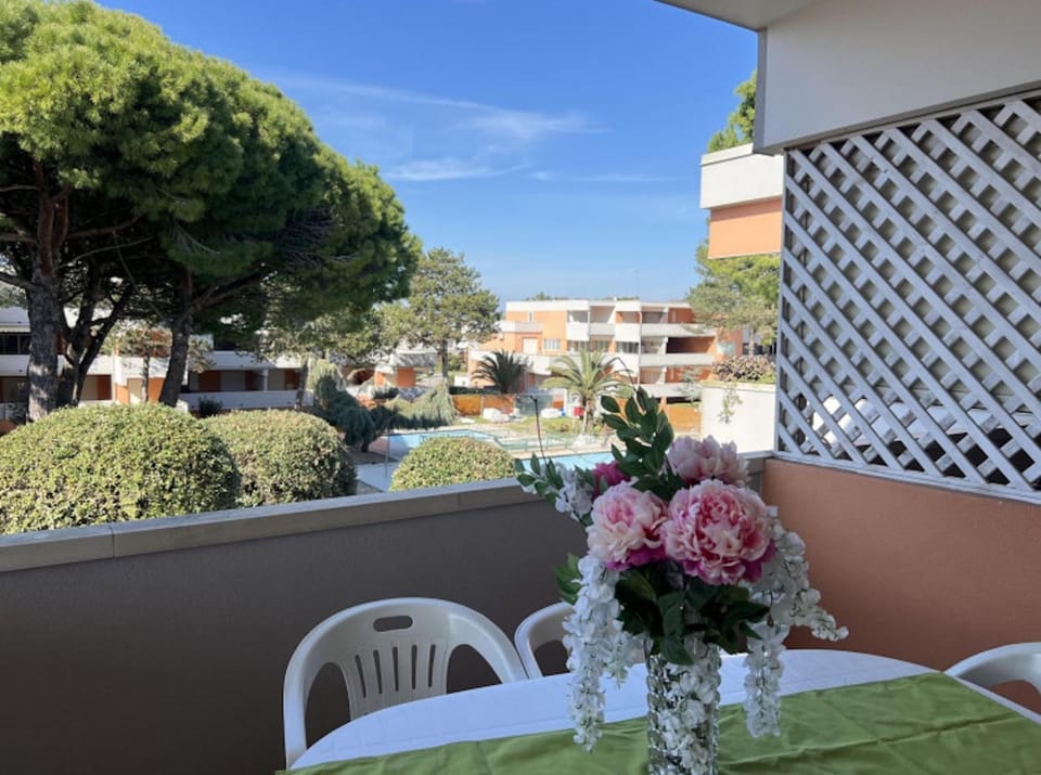 Neighbourhood, Balcony/Terrace, Dining area