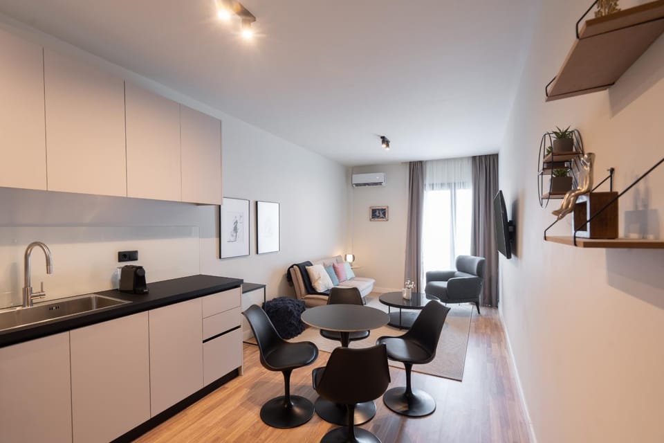Stylish 2BR Apt, Rooftop with Sauna & Views, Gym Apartment in Athens