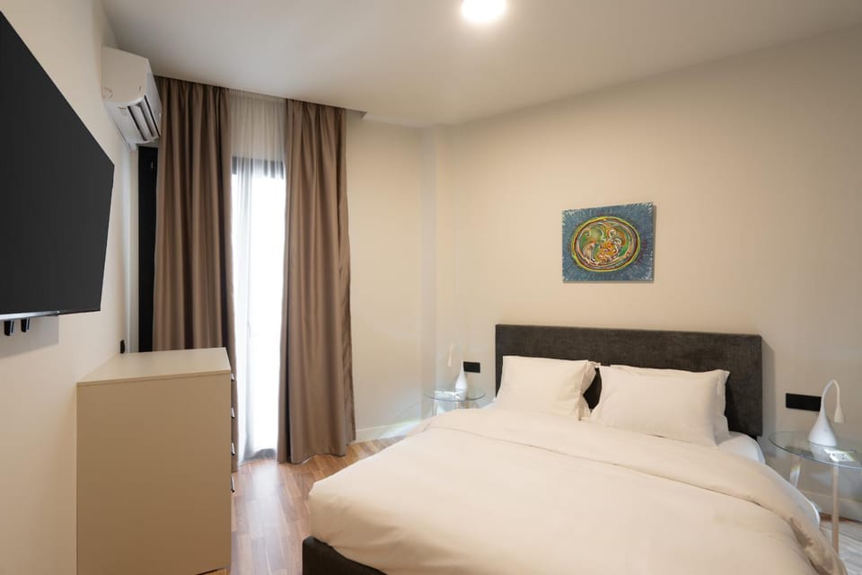 Stylish 2BR Apt, Rooftop with Sauna & Views, Gym Apartment in Athens