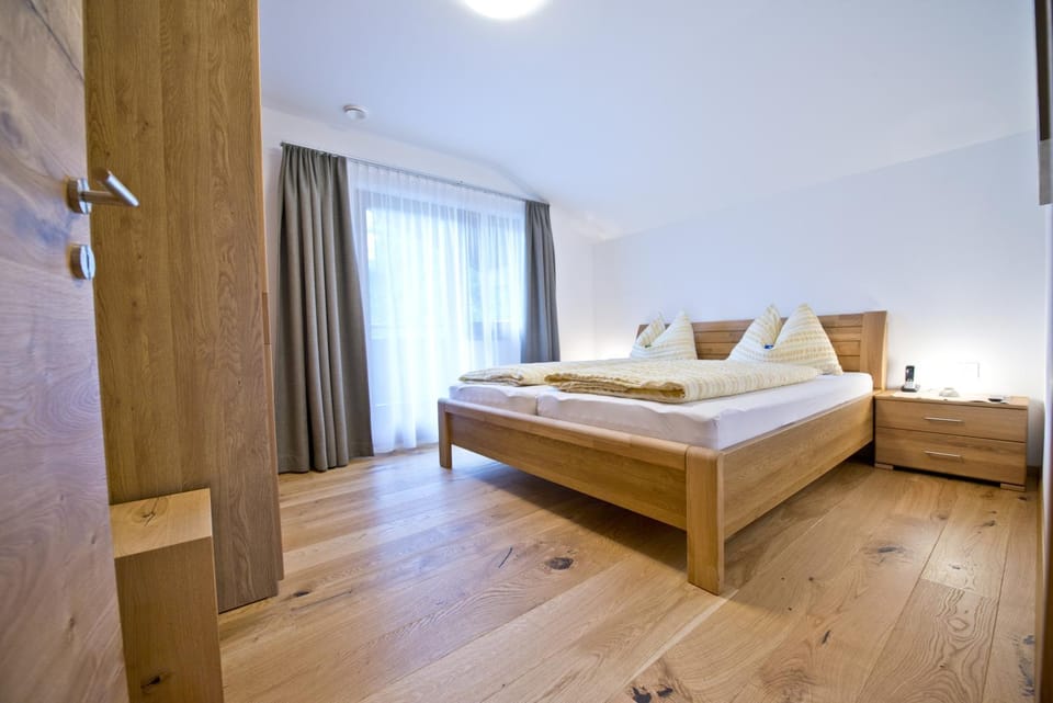 Bedroom, Mountain view