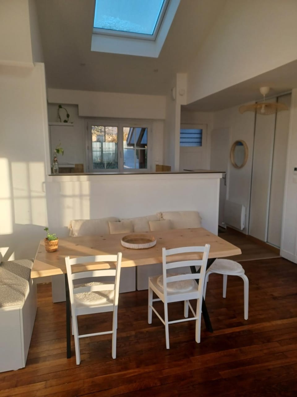 Kitchen or kitchenette, Dining area