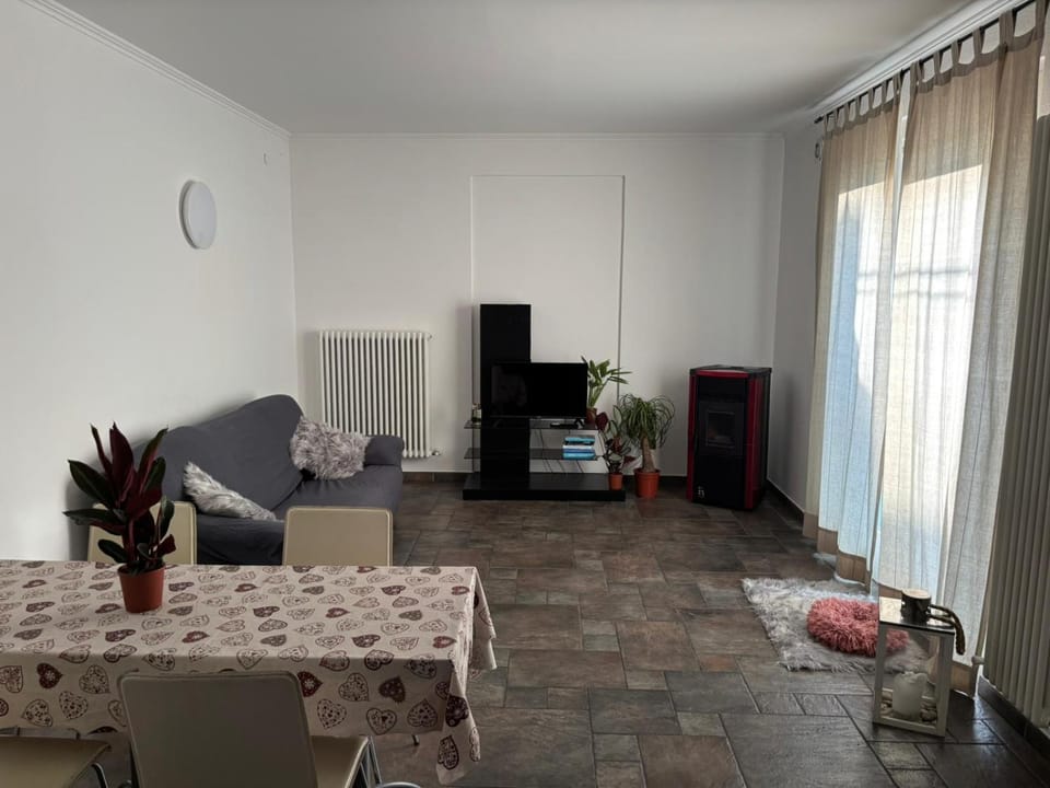 Communal lounge/ TV room, TV and multimedia, Living room, Seating area, Dining area