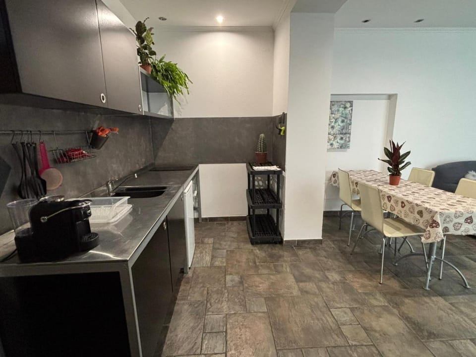 Kitchen or kitchenette, Dining area, pet friendly, stove