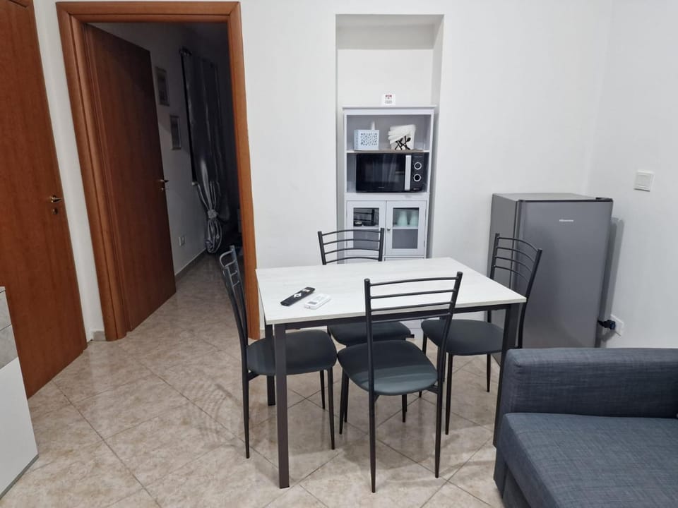 Living room, Seating area, Dining area, minibar, oven