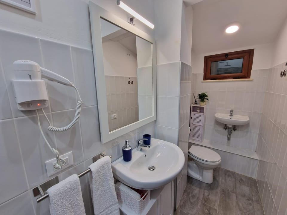 Shower, Toilet, Bathroom, bidet, towels