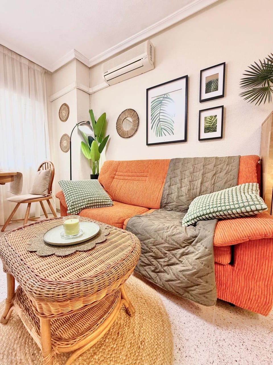 Living room, Seating area, air conditioner