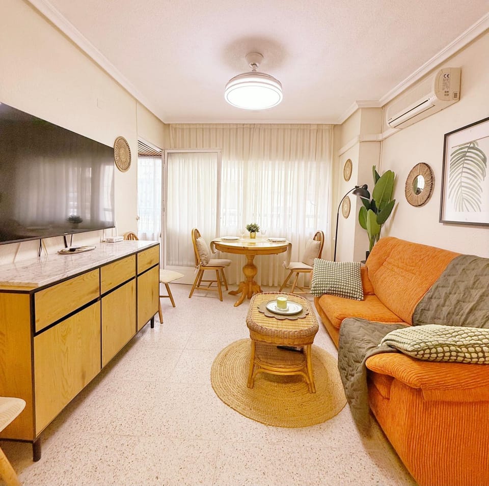 Communal lounge/ TV room, TV and multimedia, Living room, Seating area, Dining area, air conditioner