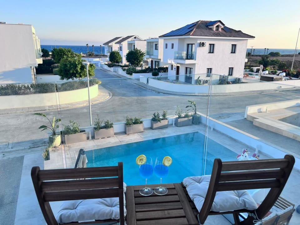 Property building, Bedroom, Pool view, Swimming pool, Swimming pool