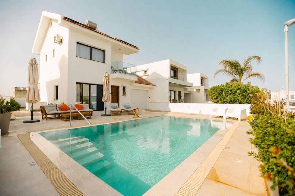 Property building, Sea view, Swimming pool