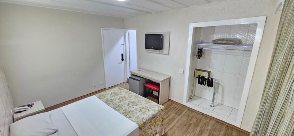 Bed, TV and multimedia, Photo of the whole room, Bedroom, wardrobe