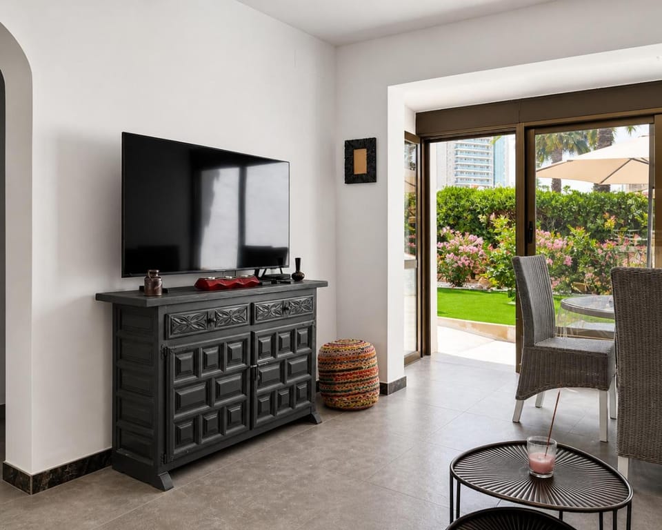 Property building, TV and multimedia, Living room, Garden view, internet