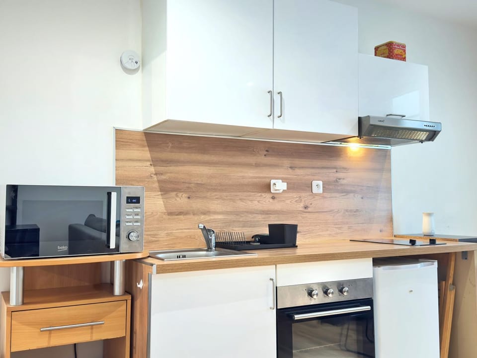 Kitchen or kitchenette, oven, stove