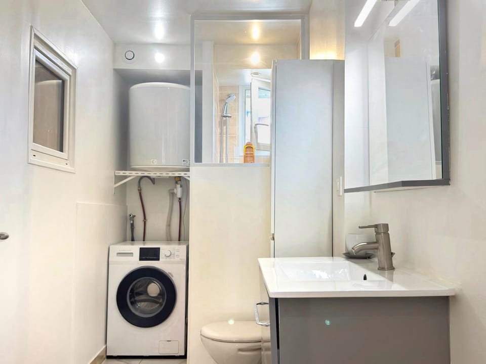 Bathroom, washing machine