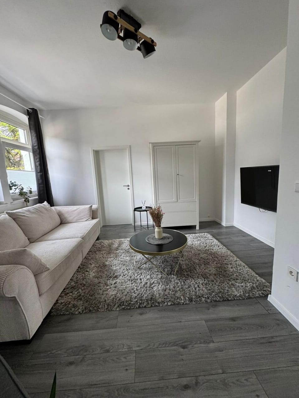 Bed, TV and multimedia, Living room, Photo of the whole room
