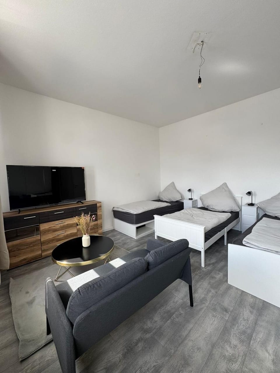 TV and multimedia, Seating area, Bedroom
