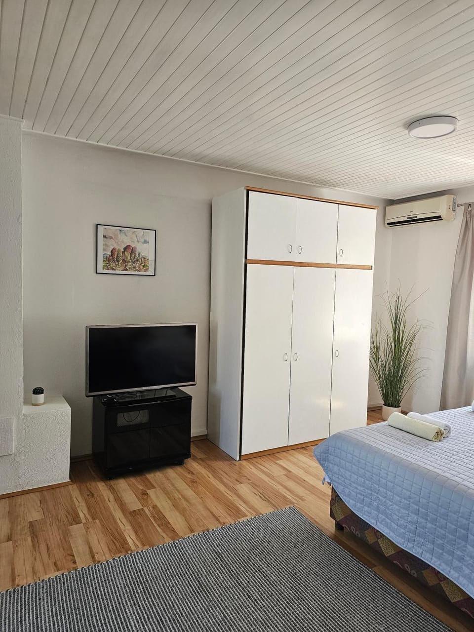Bed, TV and multimedia, Bedroom, air conditioner