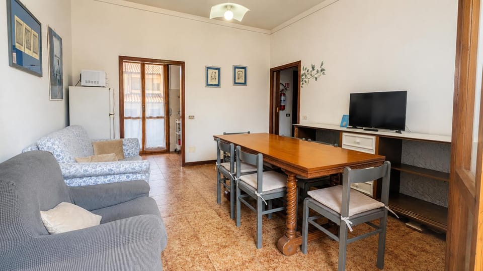 Communal lounge/ TV room, TV and multimedia, Living room, Seating area, Dining area, Evening entertainment