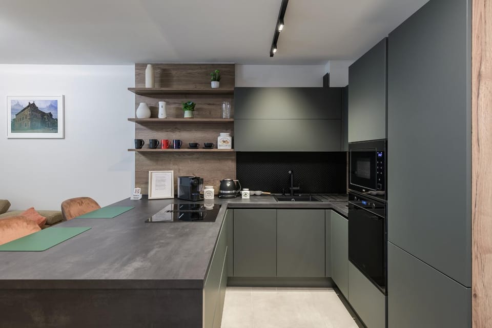 Coffee/tea facilities, Kitchen or kitchenette, microwave, oven, stove, toaster