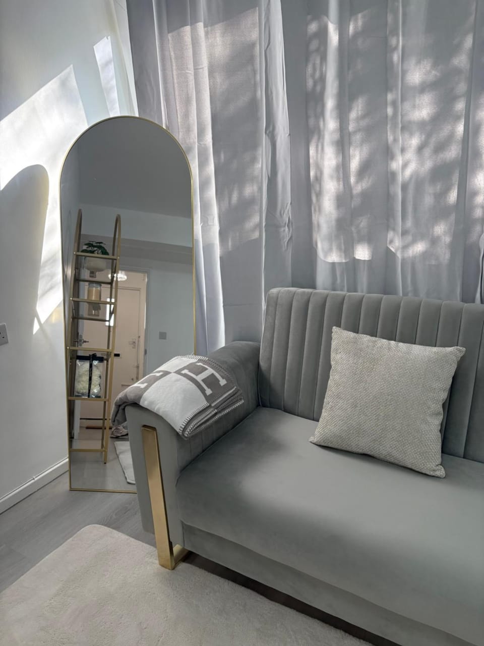 Newly Refurbished - Stylish - Modern - And Cosy Flat - King Size Bed with Built In Speakers - Bedside Lamp - And USB Ports - Sofa Bed - In Islington North London Apartment in London Borough of Islington