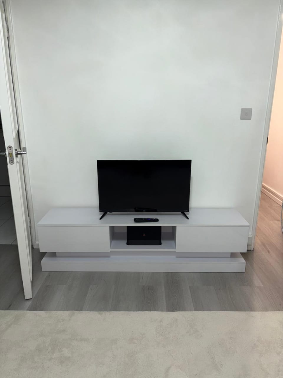 Newly Refurbished - Stylish - Modern - And Cosy Flat - King Size Bed with Built In Speakers - Bedside Lamp - And USB Ports - Sofa Bed - In Islington North London Apartment in London Borough of Islington