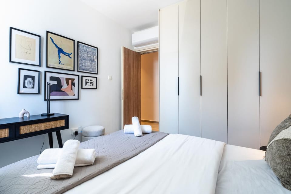 Bed, Bedroom, towels, air conditioner