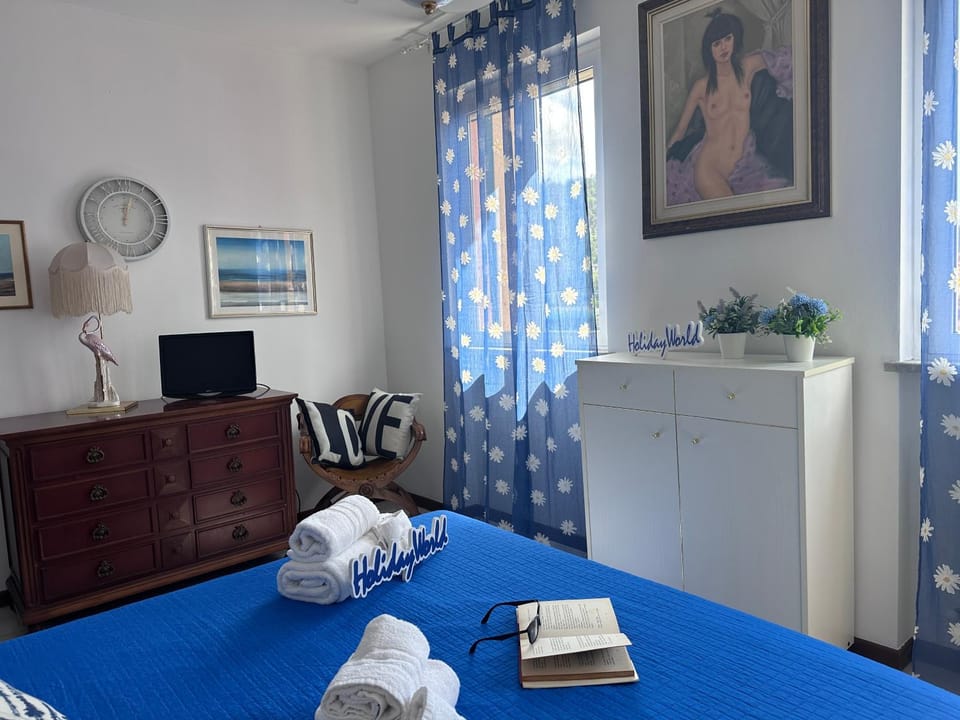 Bed, TV and multimedia, Photo of the whole room, Bedroom