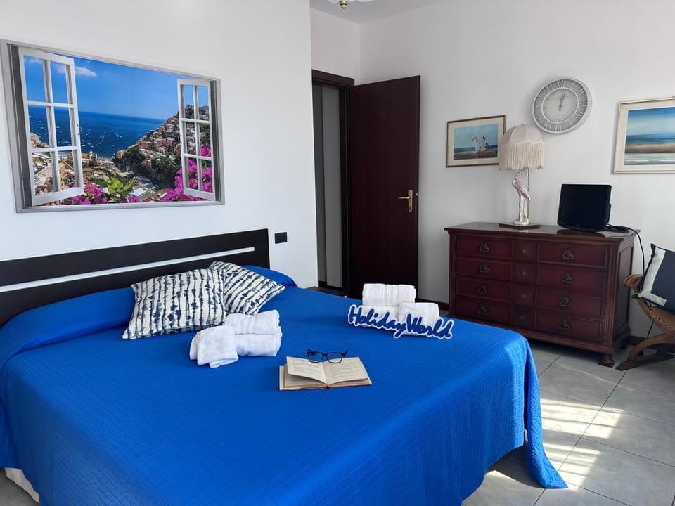 Bed, TV and multimedia, Photo of the whole room, Bedroom